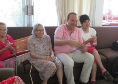 Residencia «Los Olivos», sesión MUSICOTERAPIA