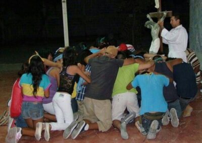 «YOGA DE LA RISA» con Raza Nueva (pandilleros de N.L.) en Retiro de la Arquidiócesos de Mty