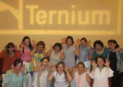 TERNIUM, «Yoga de la Risa» con esposas de distribuidores