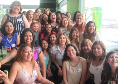 SIGMA ALIMENTOS, «Yoga de la Risa» con empleadas en Festejo del Día de las Madres