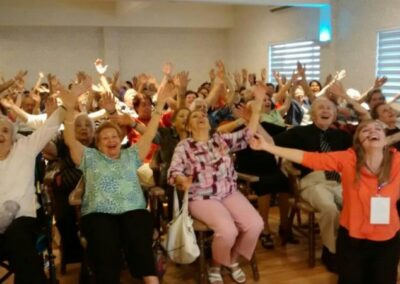 VILLA LOLITA, «Yoga de la Risa» en su Aniversario con Adultos Mayores