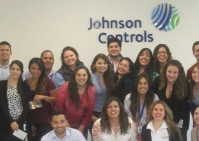 Empresa JOHNSON CONTROLS (Corporativo Apodaca), «Yoga de la Risa» con empleados